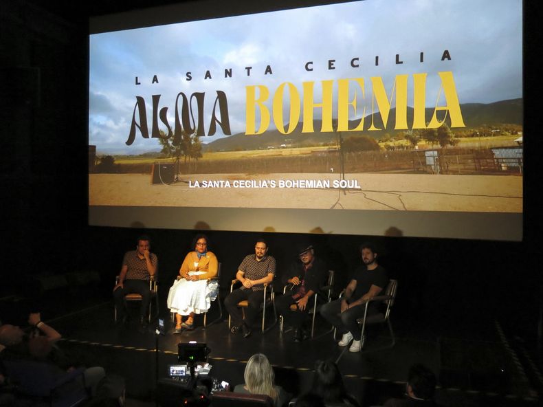 Los integrantes de la banda estadounidense La Santa Cecilia, de izquierda a derecha, Pepe Carlos, Marisoul, Alex Bendaña, Miguel Oso Ramírez, y el cineasta mexicano Carlos Pérez Osorio, en una charla sobre su documental Alma Bohemia, en la Ciudad de México el 5 de marzo de 2024. (Foto AP/Berenice Bautista)