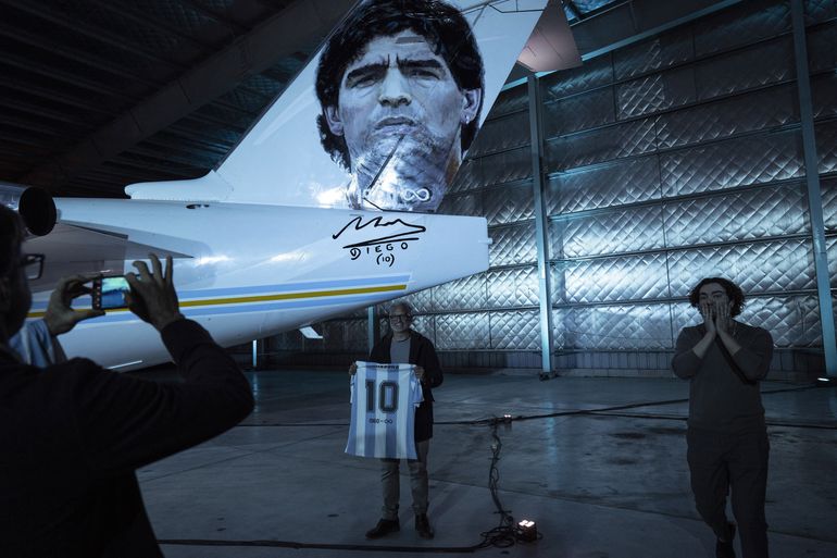 Avión Tango D10S” rinde homenaje a Maradona en el cielo