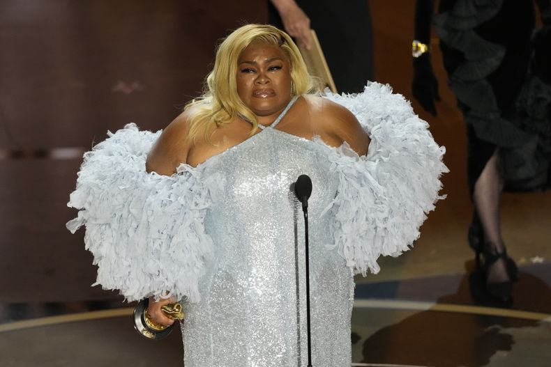 DaVine Joy Randolph recibe el premio a mejor actriz de reparto por The Holdovers en los Oscar el domingo 10 de marzo de 2024, en el Teatro Dolby en Los Ángeles. (Foto AP/Chris Pizzello)