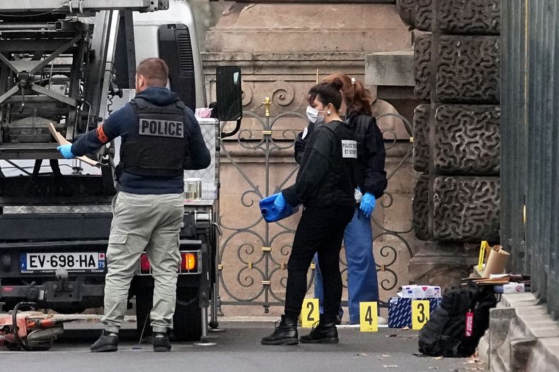 Policías buscan pistas junto a un elevador de cesta utilizado por ladrones el domingo 19 de octubre de 2025 en el museo del Louvre en París. (Foto AP/Thibault Camus)