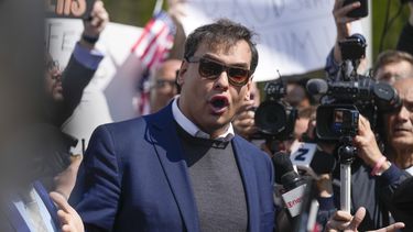 ARCHIVO - El representante George Santos habla con los reporteros mientras sale de un tribunal federal de Nueva York, el miércoles 10 de mayo de 2023. (AP Foto/Seth Wenig, Archivo)