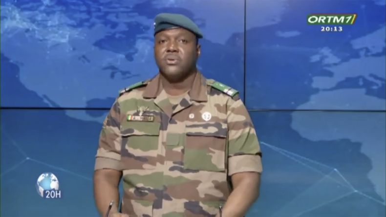 En esta imagen extraída de un video, el coronel Abdoulaye Maiga, ministro estatal de Mali para Administración Territorial y Descentralización, habla en la televisora estatal ORTM el 31 de julio de 2023 en Bamako, Mali. (ORTM via AP)