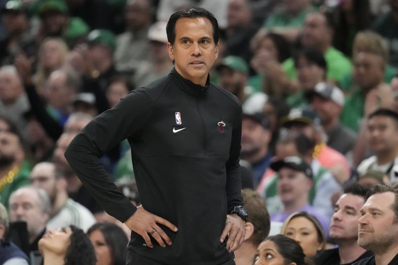 Erik Spoelstra, entrenador del Heat de Miami, observa desde la línea de banda durante el primer partido de la final de la Conferencia Este ante los Celtics de Boston, el miércoles 17 de mayo de 2023 (AP Foto/Charles Krupa)