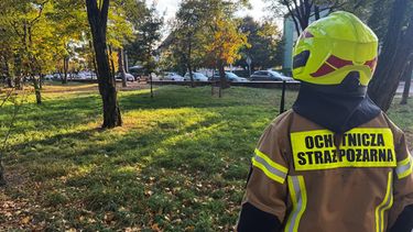 Un bombero cerca de la escuela donde ocurrió el ataque en Ostroleka, Polonia, el 7 de octubre del 2026. (AP foto/Rafal Niedzielski)