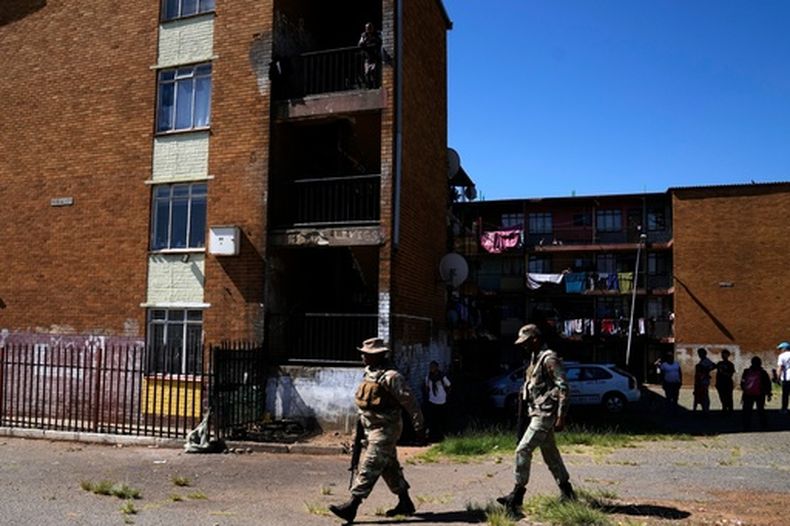 Elementos de la Fuerza Nacional de Defensa de Sudáfrica patrullan el municipio de Westbury, en Johannesburgo, Sudáfrica, el miércoles 11 de marzo de 2026. (Foto AP/Themba Hadebe)
