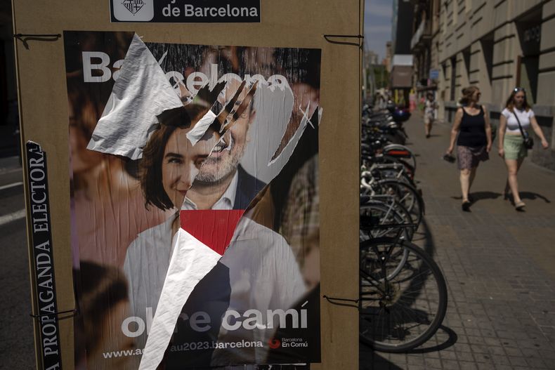Carteles electorales muestran fotos de los candidatos a alcalde de Barcelona, en Barcelona, España, 24 de mayo de 2023. Las elecciones locales y regionales del próximo domingo en España pueden ser un indicio de lo que sucederá en las nacionales de diciembre, con el derechista Partido Popular ganando terreno contra el gobierno socialista en regiones cruciales. (AP Photo/Emilio Morenatti)