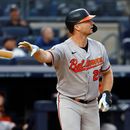 El pelotero Pete Alonso, de los Orioles de Baltimore, lanza su bate tras conectar un cuadrangular contra los Yankees de Nueva York durante la séptima entrada del primer partido de una doble cartelera, el 25 de septiembre de 2026, en Nueva York. (Foto AP/Noah K. Murray)