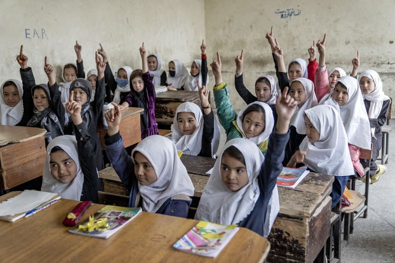 ARCHIVO - Niñas afganas, en el primer día del curso, en una escuela en la capital, Kabul, el 25 de marzo de 2023. (AP Foto/Ebrahim Noroozi, archivo)