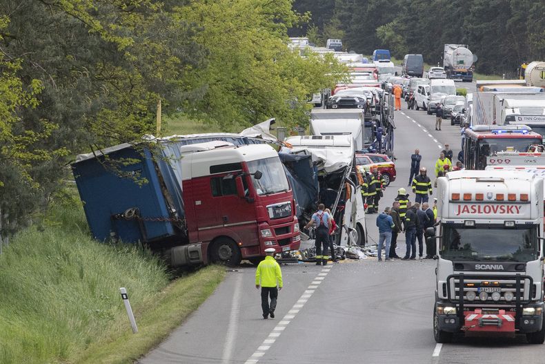 La escena después del accidente en la carretera D2 en el oeste de Eslovaquia, el 15 de mayo de 2023. . (Michal Svítok/TASR via AP)