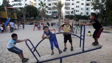 americateve | Ni&ntilde;os palestinos juegan en un parque p&uacute;blico durante un cese al fuego temporal entre el grupo extremista Hamas e Israel, en Ciudad de Gaza, el martes 5 de agosto de 2014. (Foto AP/Khalil Hamra)