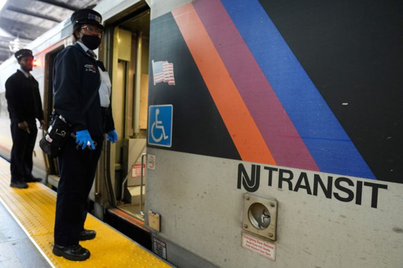 Un tren de NJ Transit en la estación de Newark, Nueva Jersey, el 20 de mayo del 2025. (AP foto/Seth Wenig)