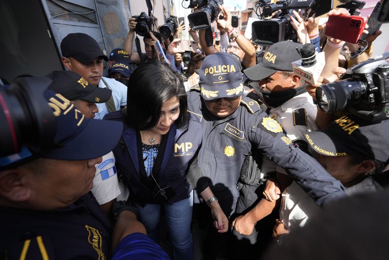 La fiscal Cinthia Monterroso es escoltada por la policía en la ejecución de un allanamiento al Tribunal Supremo Electoral en Ciudad de Guatemala, el jueves 20 de julio de 2023. Es el segundo allanamiento al ente electoral que la Fiscalía del país centroamericano desarrolla tras haberse confirmado los resultados de las elecciones presidenciales del 25 de junio. (AP Foto/Moisés Castillo)