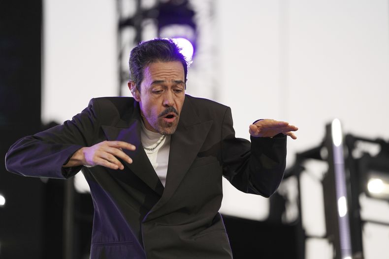 Emmanuel del Real, alias Meme, durante su presentación en la 25ª edición del festival de música Vive Latino en la Ciudad de México, el sábado 15 de marzo de 2025. (Foto AP/Aurea Del Rosario)
