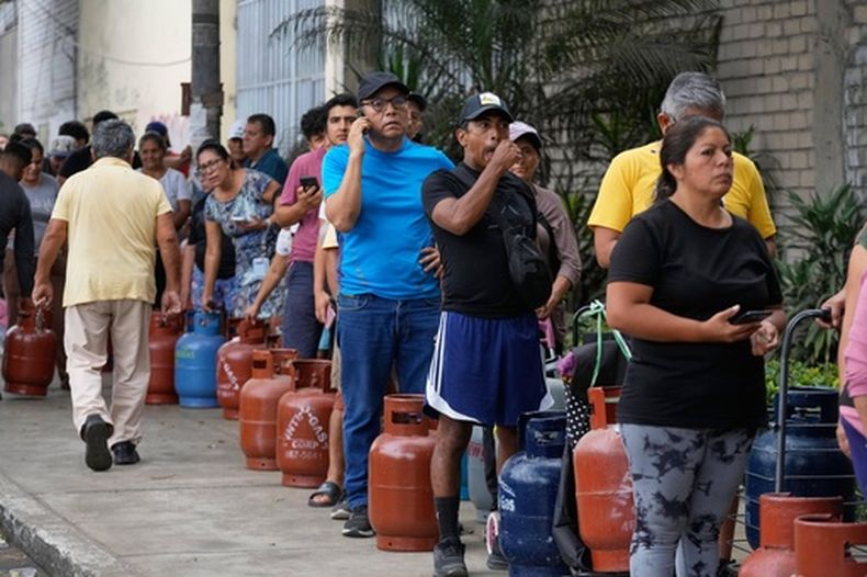La gente espera para comprar gas natural para cocinar mientras las autoridades lo racionan debido a una ruptura en un gasoducto principal que afectó el suministro a Lima, Perú, el miércoles 11 de marzo de 2026. (Foto AP/Martín Mejía)