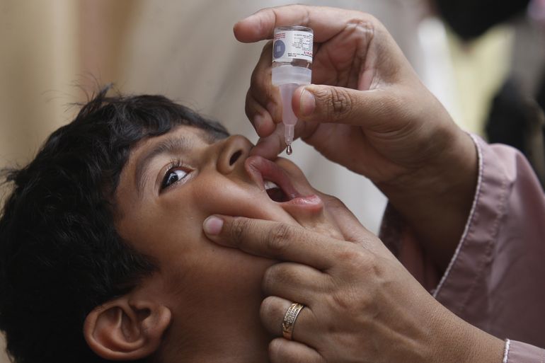 Ofrecen dosis de refuerzo contra la polio a niños en Londres
