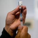 Un trabajador de salud prepara una vacuna Pfizer contra el COVID-19 en La Paz, Bolivia, el 7 de enero del 2025. (AP foto/Juan Karita)