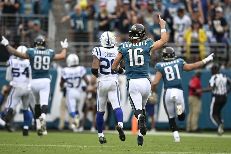 El quarterback de los Jaguars de Jacksonville, Trevor Lawrence (16) reacciona luego de un touchdown durante la segunda mitad del juego de la NFL ante los Colts de Indianápolis, el domingo 6 de octubre de 2024, en Jacksonville, Florida. (AP Foto/Phelan M. Ebenhack)