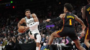 Holiday y López ayudan a Bucks a contener a Hawks