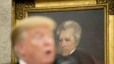 ARCHIVO - Una pintura del expresidente Andrew Jackson se exhibe detrás del presidente Donald Trump durante la ceremonia de juramentación de Robert Wilkie como secretario del Departamento de Asuntos de Veteranos, en el Despacho Oval de la Casa Blanca, el 30 de julio de 2018, en Washington. (AP Foto/Andrew Harnik, archivo)