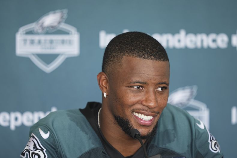 El corredor de los Eagles de Filadelfia Saquon Barkley habla en conferencia de prensa en el campamento de entrenamiento el miércoles 23 de julio del 2025.(AP Foto/Matt Rourke)