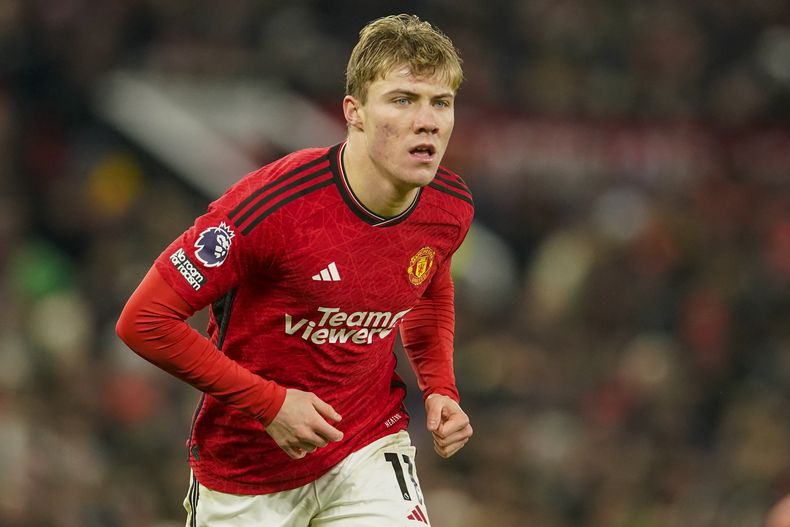 Rasmus Hojlund del Manchester United corre en le encuentro de la Liga Premier ante el Chelsea el miércoles 6 de diciembre del 2023. (AP Foto/Dave Thompson)