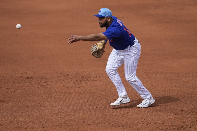 Dominic Smith, de los Cachorros de Chicago, pone fuera a Ehire Adrian, de los Angelinos de Los Ángeles, durante la quinta entrada del juego de béisbol de primavera, el miércoles 6 de marzo de 2024, en Mesa, Arizona. (AP Foto/Matt York)