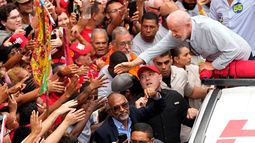 El presidente de Brasil, Luiz Inácio Lula da Silva, que se presenta a la reelección, saluda a sus seguidores durante un mitin de campaña en Río de Janeiro, Brasil, el viernes 2 de octubre de 2026. (AP Foto/Silvia Izquierdo)