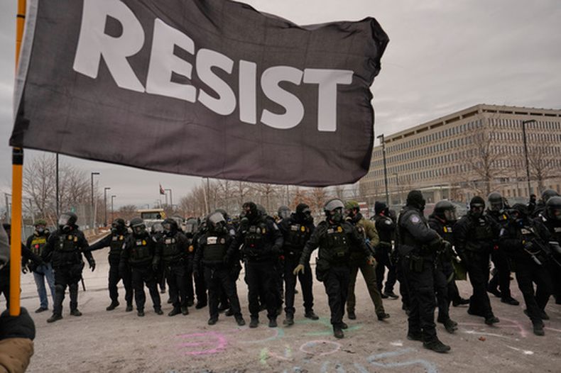 Policías se enfrentan a manifestantes en una protesta contra la detención masiva de inmigrantes, en Minneapolis, el 15 de enero del 2026. (AP foto/John Locher)