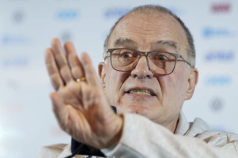 El técnico de Uruguay Marcelo Bielsa durante una rueda de prensa, el sábado 2 de septiembre de 2023, en Montevideo. (AP Foto/Matilde Campodónico)
