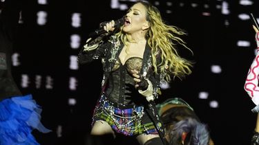 ARCHIVO - Madonna actúa en el espectáculo final de su gira Celebration, en la playa de Copacabana en Río de Janeiro, Brasil, el 4 de mayo de 2024. Madonna celebrará su cumpleaños 66 con un recorrido nocturno privado por el famoso sitio arqueológico italiano de Pompeya, dijeron autoridades. (Foto AP/Silvia Izquierdo, archivo)