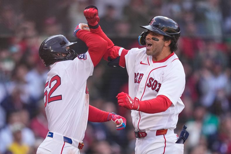 Marcelo Mayer, derecha, de los Medias Rojas de Boston, celebra con Wilyer Abreu (52) después de batear un jonrón de dos carreras frente a los Padres de San Diego durante la sexta entrada del juego de béisbol de Grandes Ligas en el partido inaugural en Fenway Park, el viernes 3 de abril de 2026, en Boston. (AP Foto/Charles Krupa)