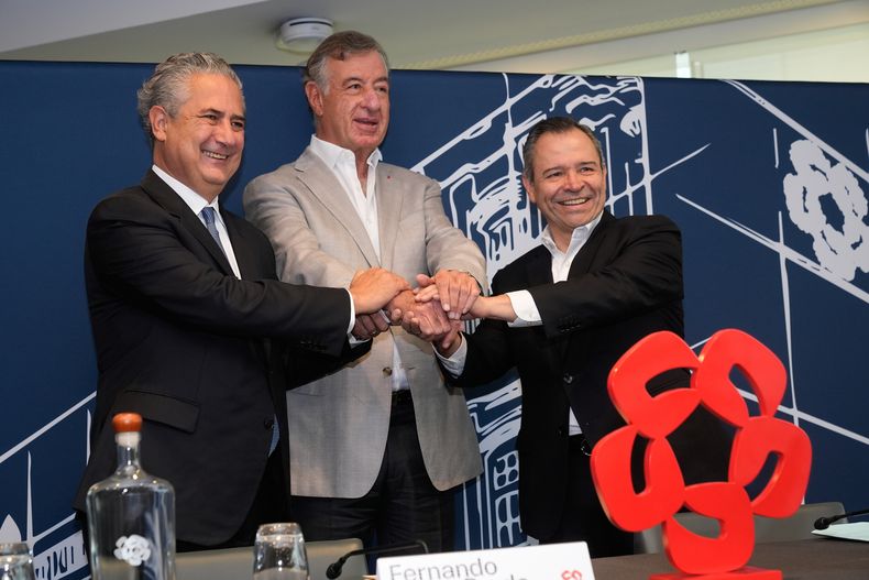 El director internacional de Citi, Ernesto Torres Cantú (izquierda), el empresario y propietario del 25% de Banamex, Fernando Chico Pardo (centro), y el director de Grupo Financiero Banamex, Manuel Romo, se toman de la mano durante una conferencia de prensa en la Ciudad de México, el jueves 25 de septiembre de 2025. (Foto AP/Marco Ugarte)
