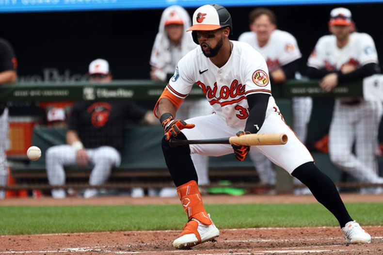 El dominicano de los Orioles de Baltimore Leody Taveras batea un bunt de sacrificio en la sexta ante los Padres de San Diego el domingo 14 de junio del 2026. (AP Foto/Daniel Kucin Jr.)