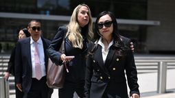 Eileen Wang, exalcaldesa de Arcadia, California, derecha, sale de un tribunal federal tras declararse culpable de actuar como agente ilegal del gobierno chino, el viernes 29 de mayo de 2026, en Los Ángeles. (AP Foto/William Liang)