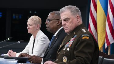 El secretario de Defensa de Estados Unidos, Lloyd Austin (centro), junto al presidente del Estado Mayor Conjunto, el general Mark Milley, y la subsecretaria de Defensa para Asuntos de Seguridad Internacional, Celeste Wallander, durante una reunión virtual con el grupo de contacto de defensa de Ucrania en el Pentágono, Washington, el martes 18 de julio de 2023. (AP Foto/Manuel Balce Ceneta)
