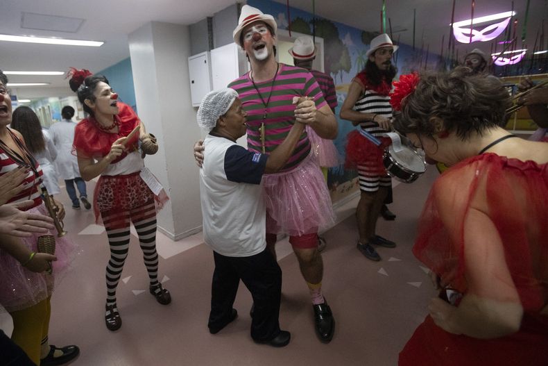 Un trabajador del hospital baila con un payaso del proyecto cultural Roda de Palhacos (Círculo de Payasos) durante una fiesta de carnaval en el Hospital Federal dos Servidores do Estado en Río de Janeiro, martes 11 de marzo de 2025. (AP foto/Bruna Prado)