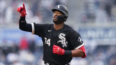 El dominicano Eloy Jiménez recorre las bases luego de conectar un jonrón de dos carreras en el primer juego de una doble tanda ante los Yanquis de Nueva York, el jueves 8 de junio de 2023 (AP Foto/Frank Franklin II)