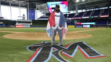cueto aporta sabor y experiencia a marlins
