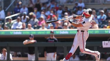 Trevor Larnach de los Mellizos de Minnesota batean un jonrón en la octava entrada ante los Angelinos de Los Ángeles el domingo 12 de julio del 2026. (AP Foto/Bailey Hillesheim)