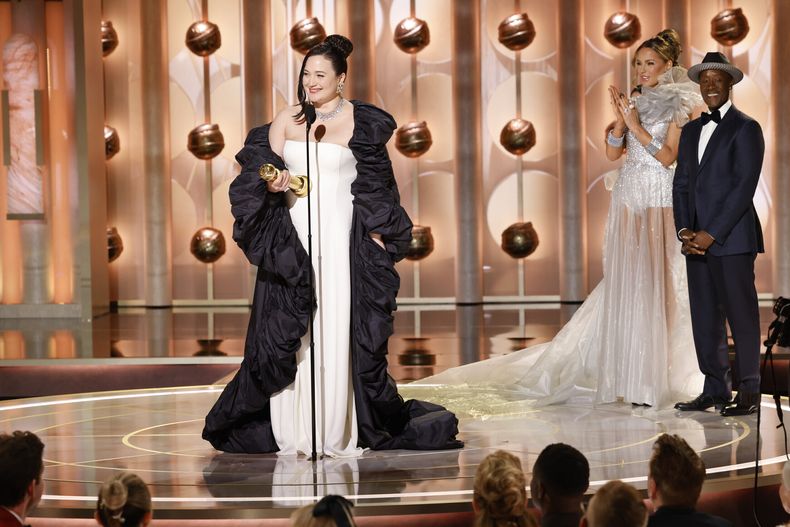 En esta imagen proporcionada por CBS, Lily Gladstone, izquierda, recibe el premio a mejor actriz de una película dramática por su papel en Killers of the Flower Moon en la 81a edición de los Globos de Oro el domingo 7 de enero de 2024, en el Hotel Beverly Hilton en Beverly Hills, California. (Sonja Flemming/CBS via AP)
