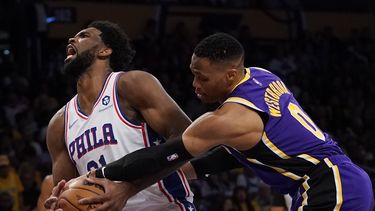Embiid y Sixers aprovechan ausencia de LeBron con Lakers
