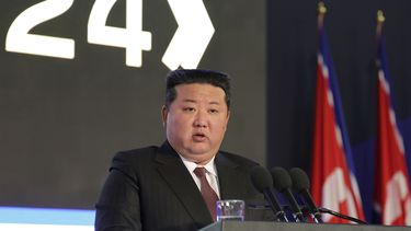 En esta fotografía proporcionada por el gobierno norcoreano, el gobernante Kim Jong Un, pronuncia un discurso en una ceremonia de inauguración en Pyongyang, Corea del Norte, el jueves 21 de noviembre de 2024. (Agencia Central de Noticias de Corea vía AP)