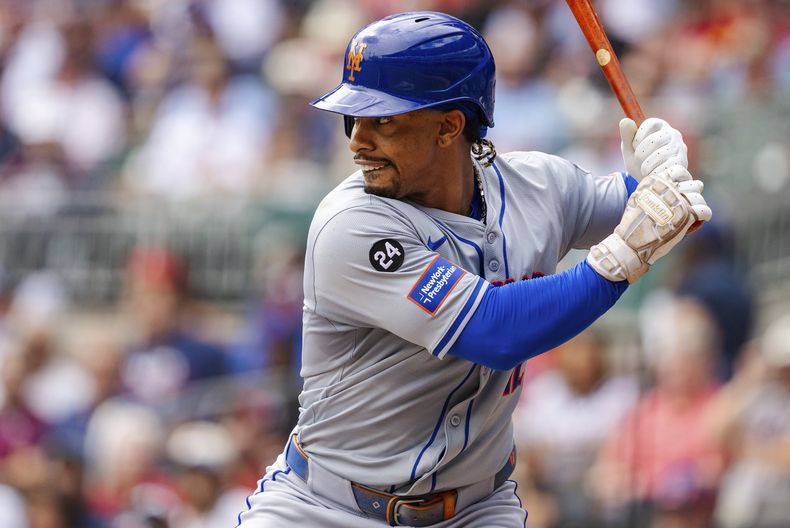 Francisco Lindor de los Mets de Nueva York batea en el tercer inning ante los Bravos de Atlanta, el lunes 30 de septiembre de 2024, en Atlanta. (AP Foto/Jason Allen)