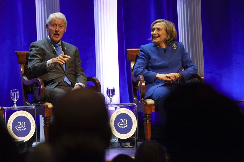 El expresidente Bill Clinton y la exsecretaria de Estado Hillary Rodham Clinton responden a preguntas de la audiencia el sábado 7 de diciembre de 2024 en el auditorio del Robinson Center, en Little Rock, Arkansas. (AP Foto/Katie Adkins)