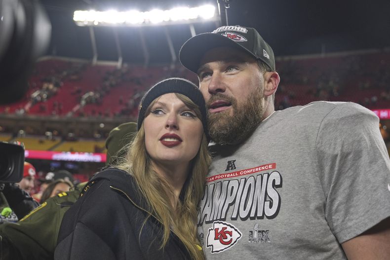 ARCHIVO - El ala cerrada de los Kansas City Chiefs, Travis Kelce, a la derecha, aparece con la cantante Taylor Swift después de la victoria de los Chiefs sobre los Buffalo Bills en el juego del Campeonato de la AFC en Kansas City, Mo., el 26 de enero de 2025. (Foto AP/Charlie Riedel, archivo)