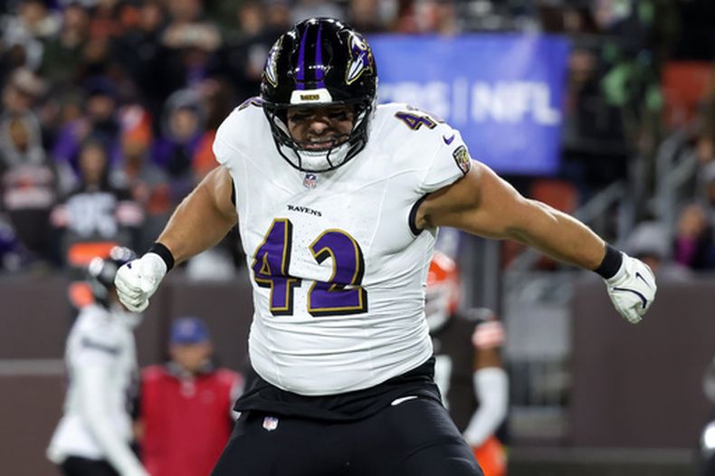 ARCHIVO - Patrick Ricard, fullback de los Ravens de Baltimore, festeja un touchown de su equipo ante los Browns de Cleveland, el 16 de noviembre de 2025 (AP Foto/Kirk Irwin, archivo)
