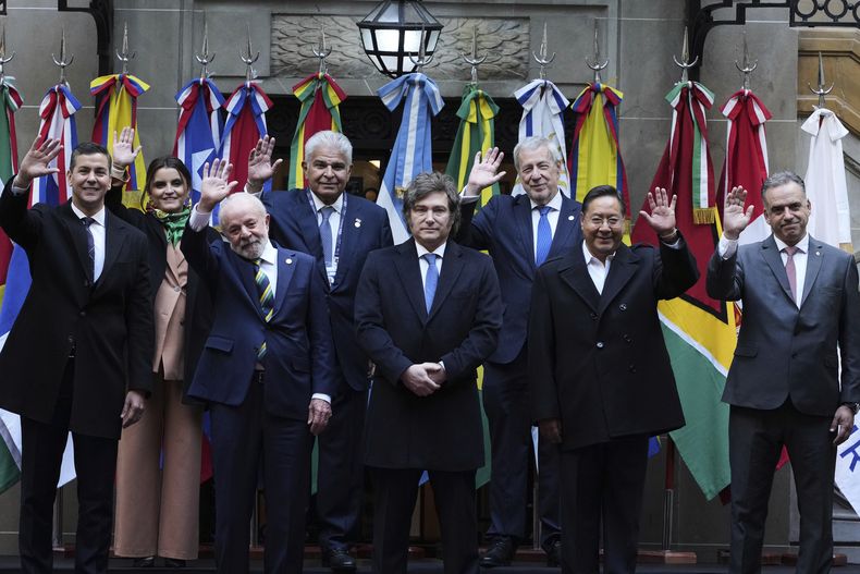 Mandatarios asistentes a la Cumbre de Mercosur posan para una foto grupal en Buenos Aires, Argentina, el jueves 3 de julio de 2025. De izquierda a derecha el presidente de Paraguay, Santiago Peña; la vicepresidenta de Ecuador, María José Pinto; el presidente de Brasil, Luiz Inácio Lula da Silva; el mandatario de Panamá, José Raúl Mulino; el presidente de Argentina, Javier Milei; el canciller de Chile, Alberto van Klaveren; el mandatario de Bolivia, Luis Arce, y el presidente de Uruguay, Yamandú Orsi. (AP Foto/Natacha Pisarenko).