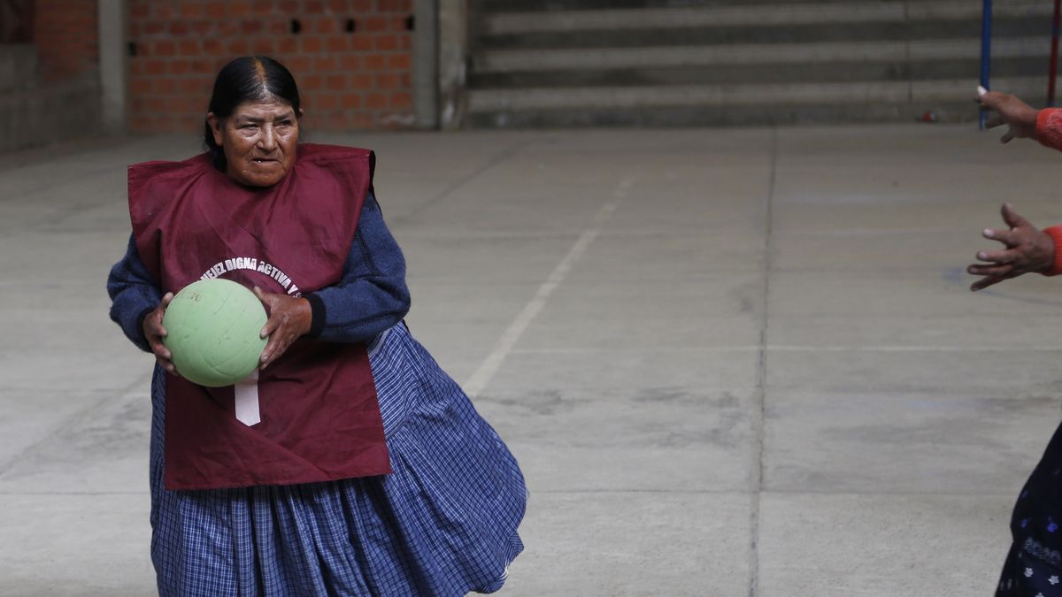 Abuelas aymaras usan como terapia el balonmano en Bolivia