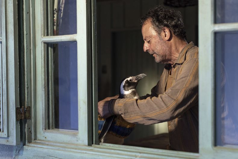 En esta imagen proporcionada por Lionsgate, Jean Reno en una escena de My Penguin Friend. (Lionsgate via AP)