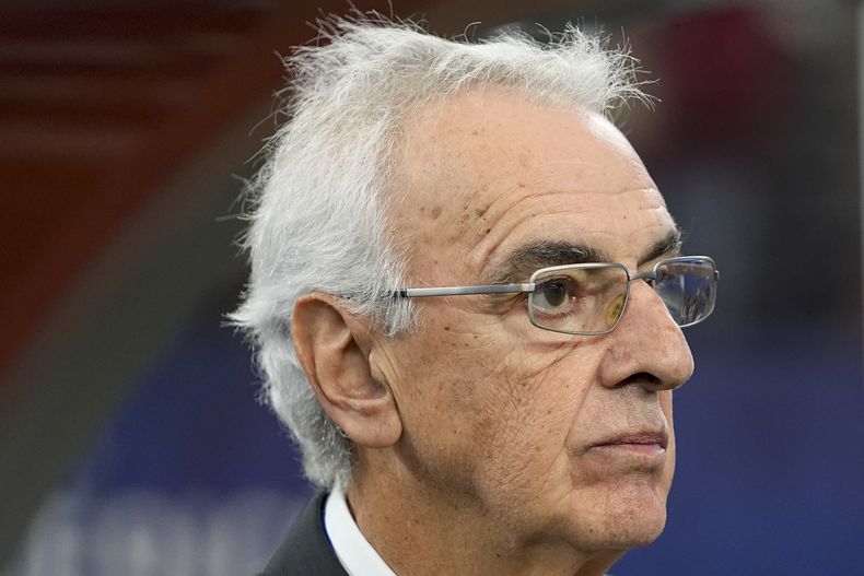 El entrenador de Perú, Jorge Fossati, observa un partido por el Grupo A de la Copa América ante Chile en Arlington, Texas, el viernes 21 de junio del 2024. (AP Foto/Julio Cortez)